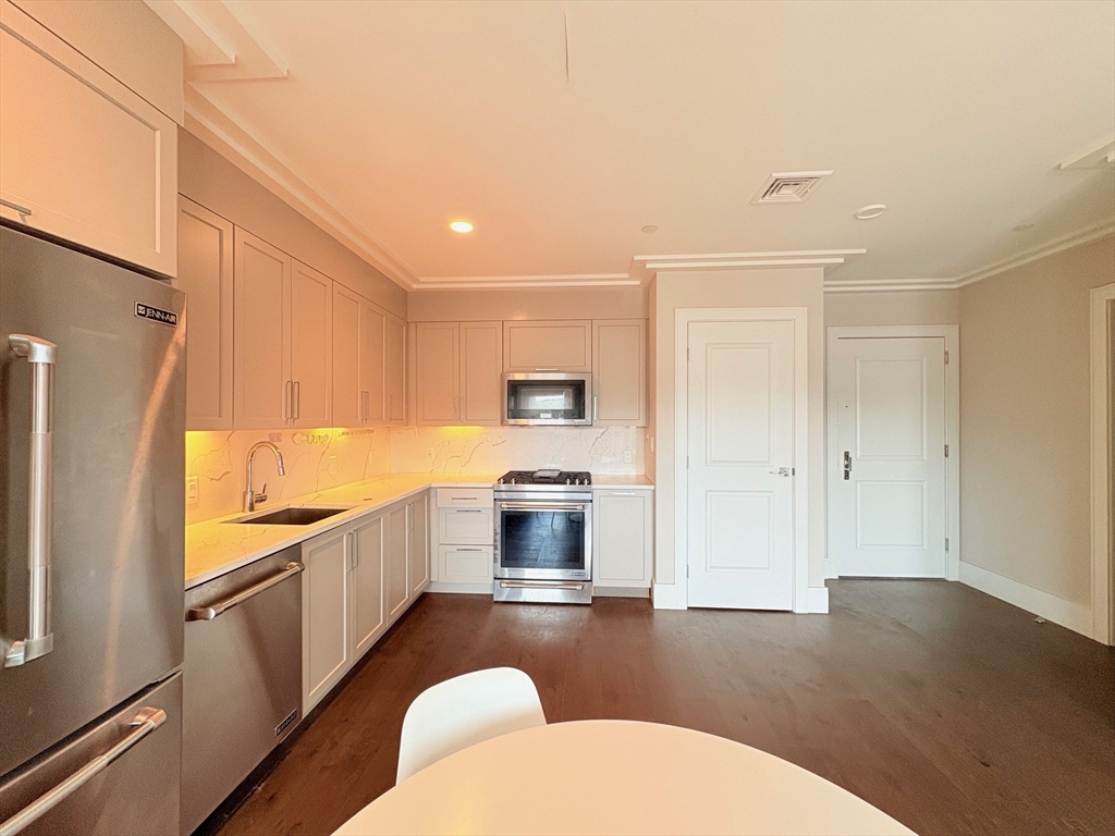 214 Market St 405