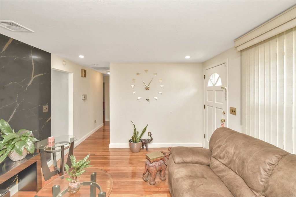 26 Knights Crescent St