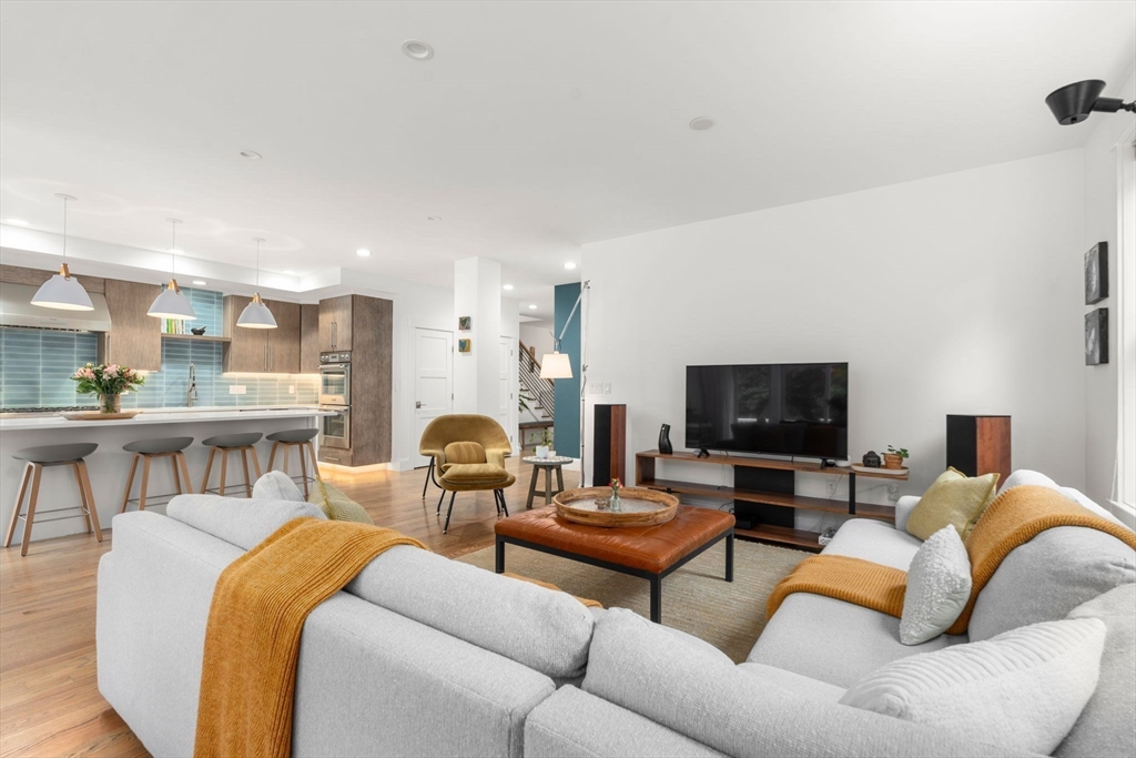 321-323 Lake Ave 323