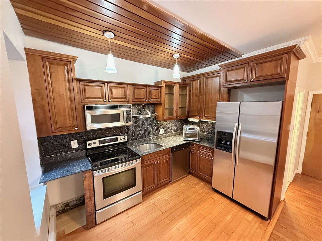 390 Riverway 6