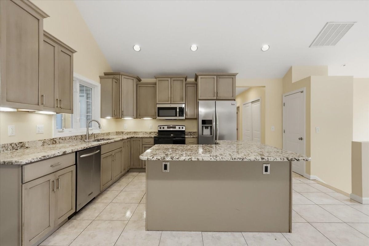 1015 Forbes St, New Bedford, MA, 1015 Forbes St, New Bedford, MA Photo #3