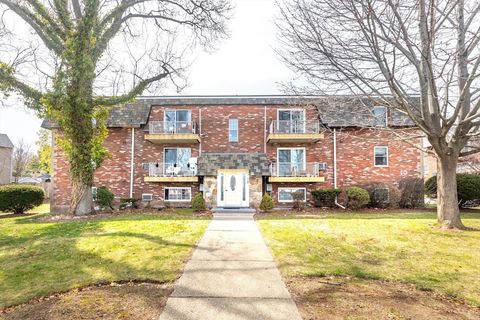 Photo of 10 Skyline Dr #7, Braintree, MA 02184 (MLS # 73500811)