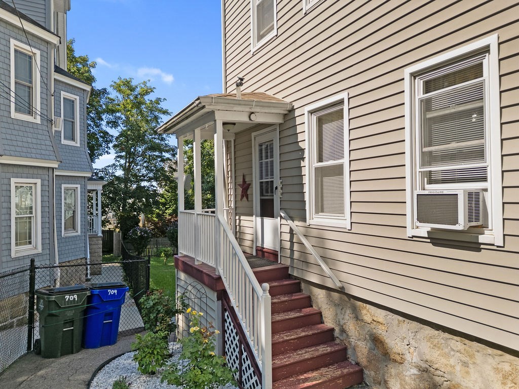709 Maple St