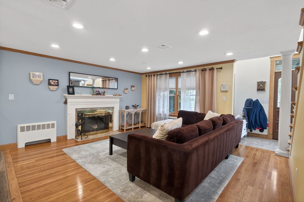 8 Hawthorne St, Watertown, MA Photo #4