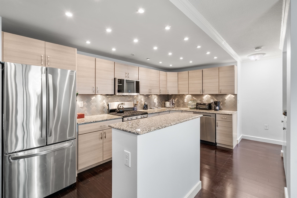 9 Hawthorne Place 7E