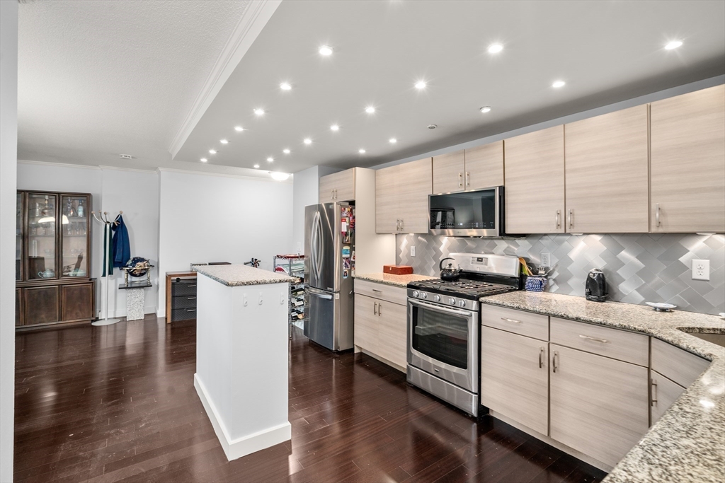 9 Hawthorne Place 7E