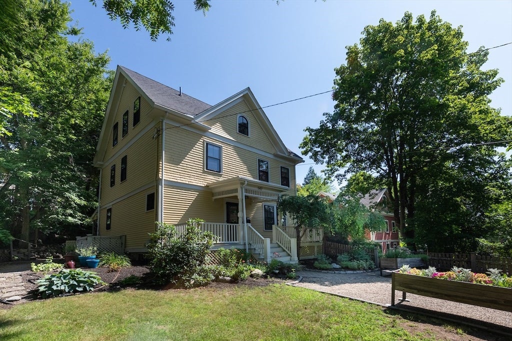 Photo of 147 Lowell St, Arlington, MA
