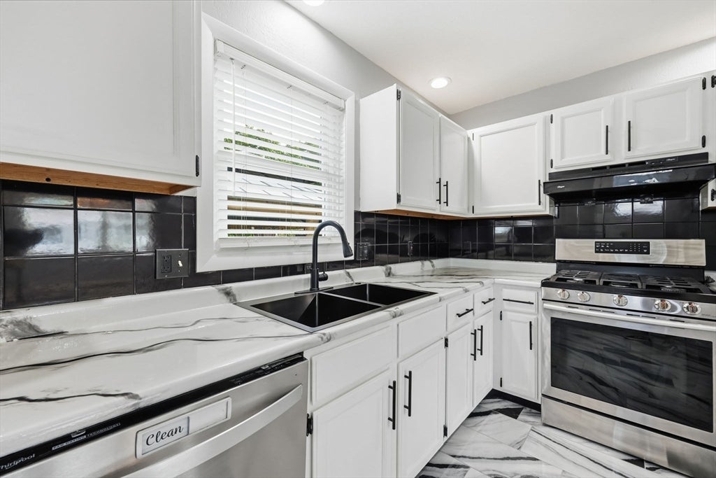 Photo of 5 Timber Ln, Holyoke, MA