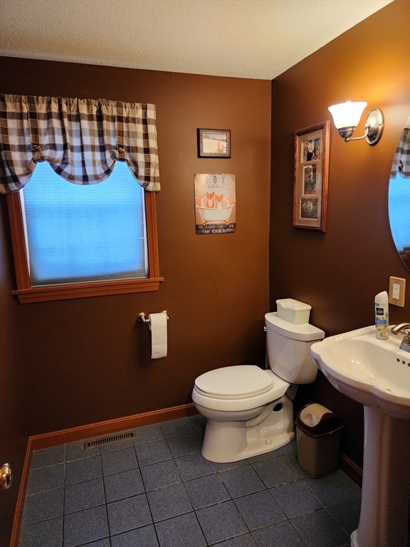 33 Guerin St, Chicopee, MA Photo #17