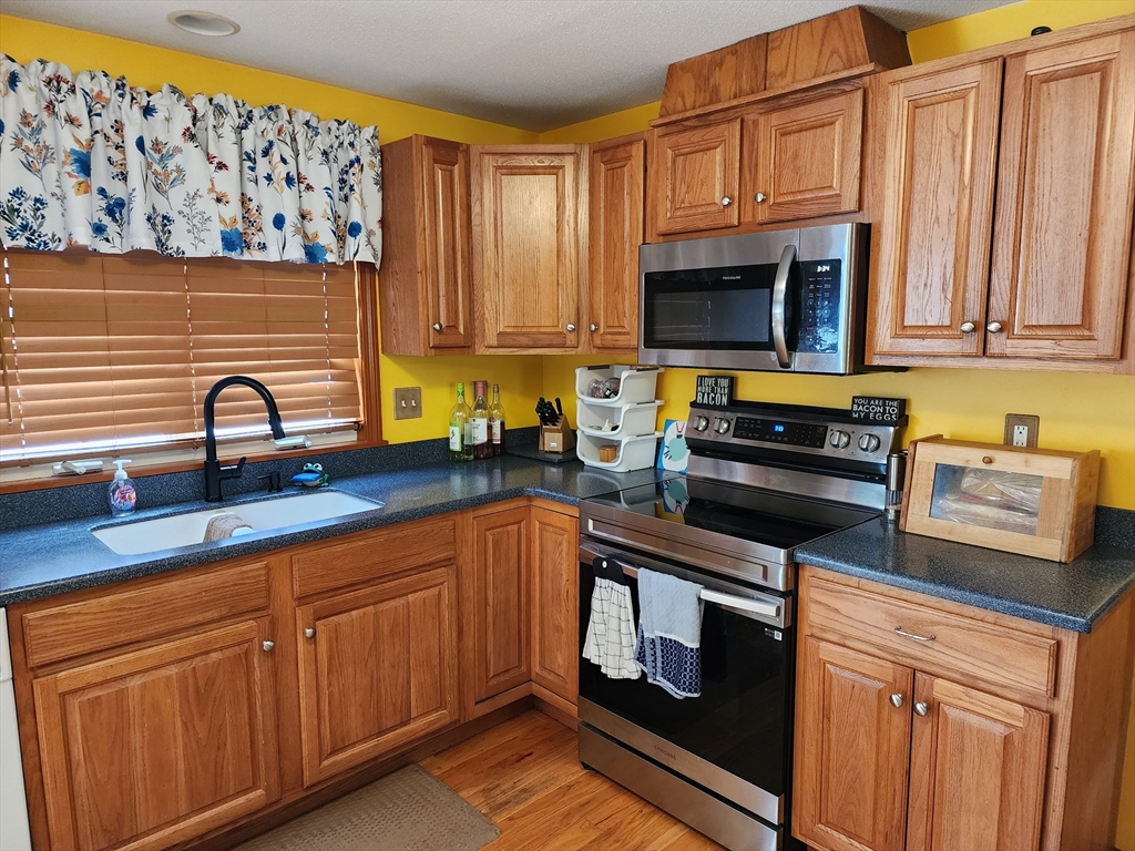 33 Guerin St, Chicopee, MA Photo #8