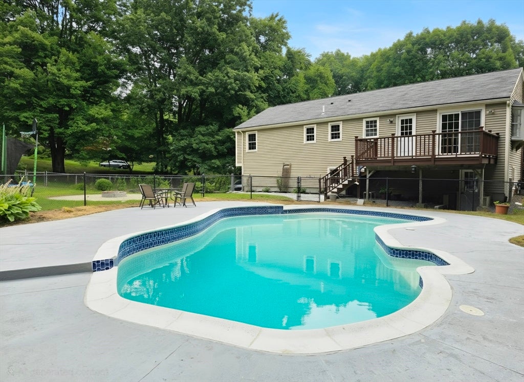 8 Woodridge Ln