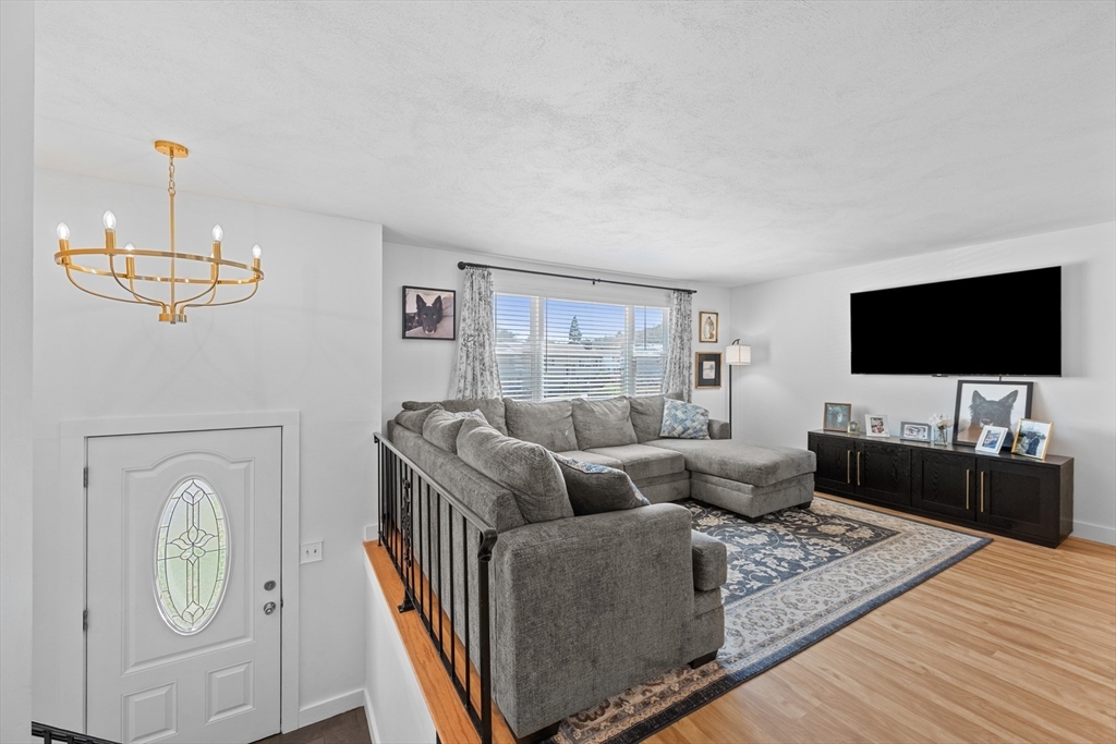 3 Lark Dr