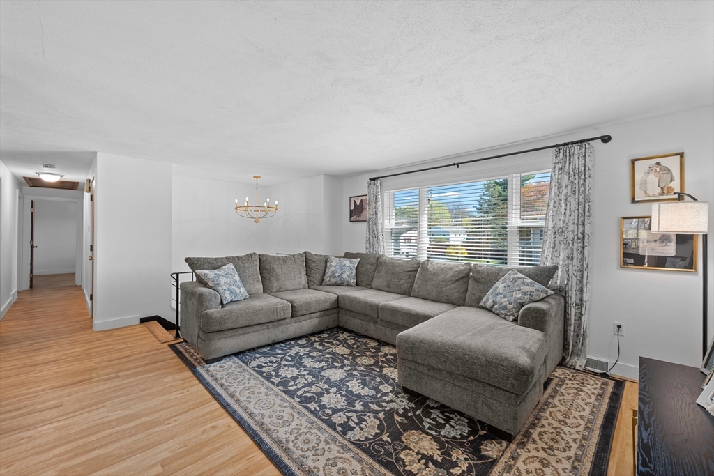 3 Lark Dr
