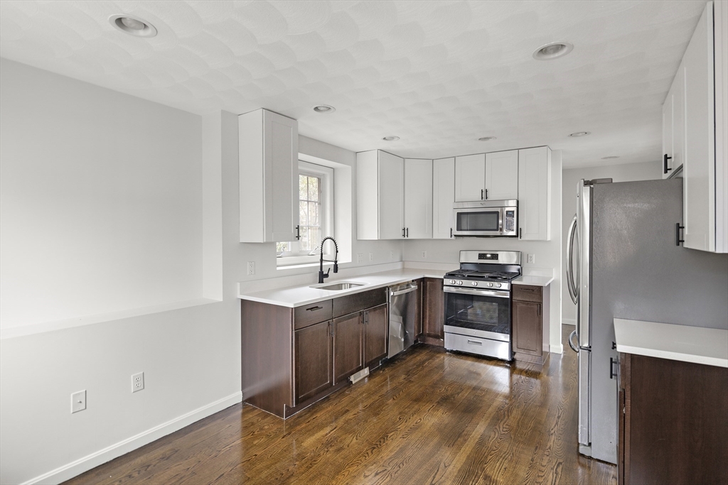 Malden, Massachusetts 02148, United States, 3 Bedrooms Bedrooms, ,2 BathroomsBathrooms,Residential,Active,105987