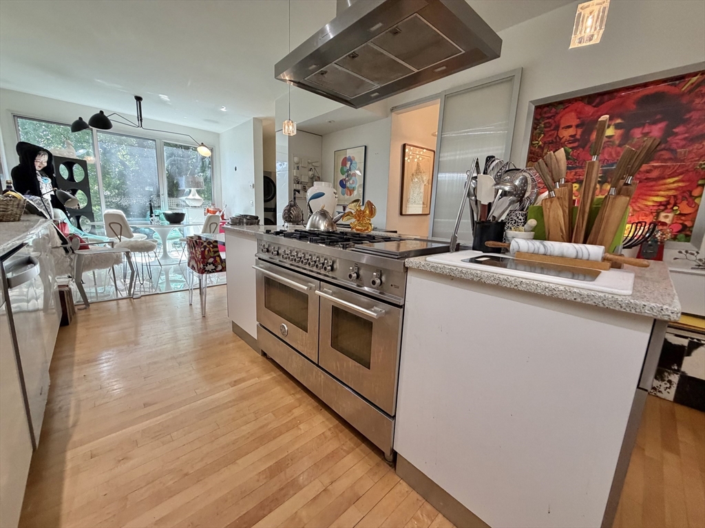 87 Oxford Ave 1