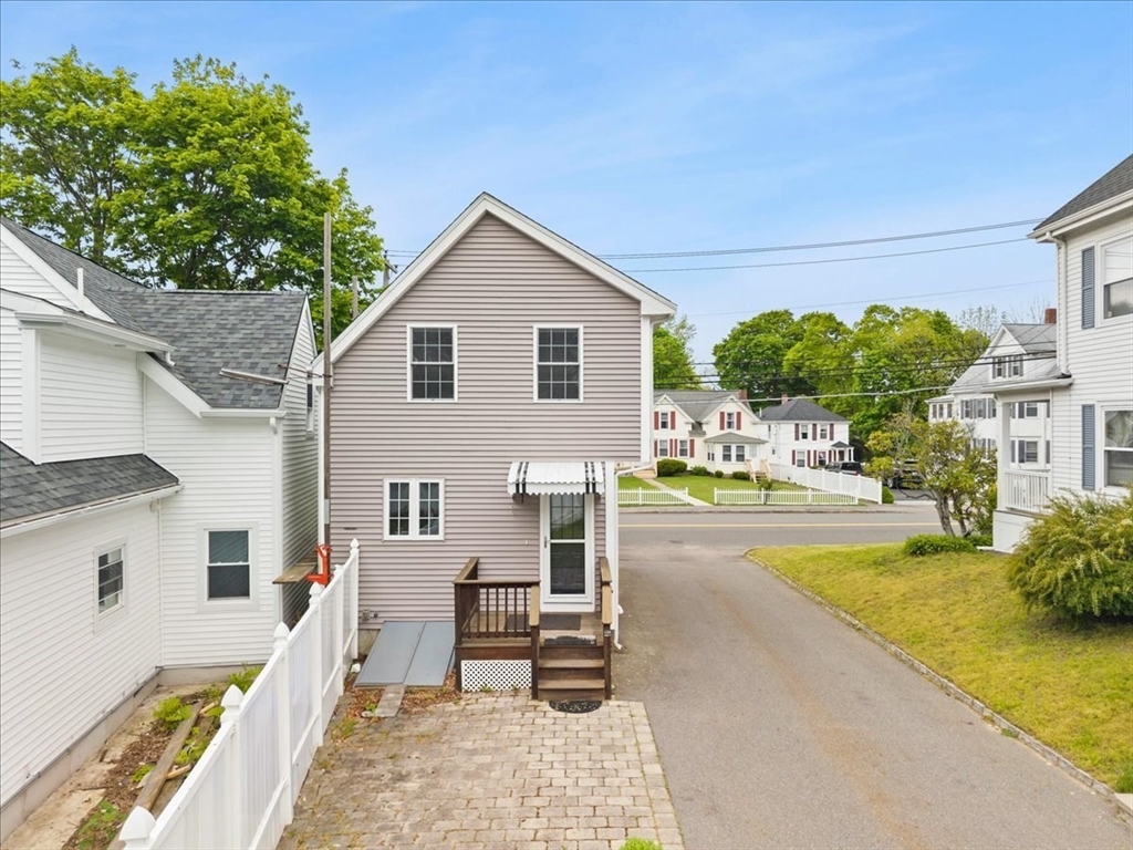 195 Bay St