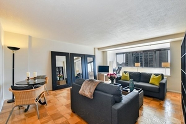 2 Hawthorne Place 14L