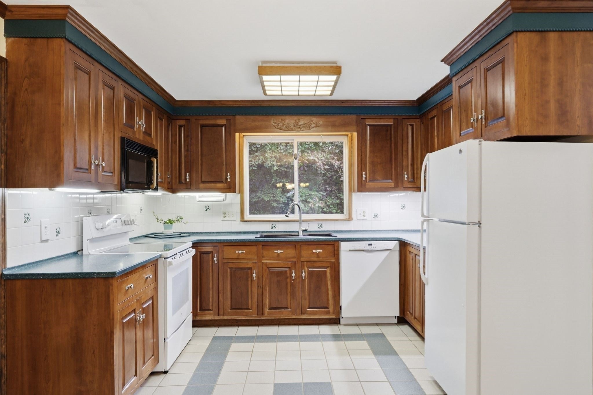 330 Ventura St, Ludlow, MA Photo #9