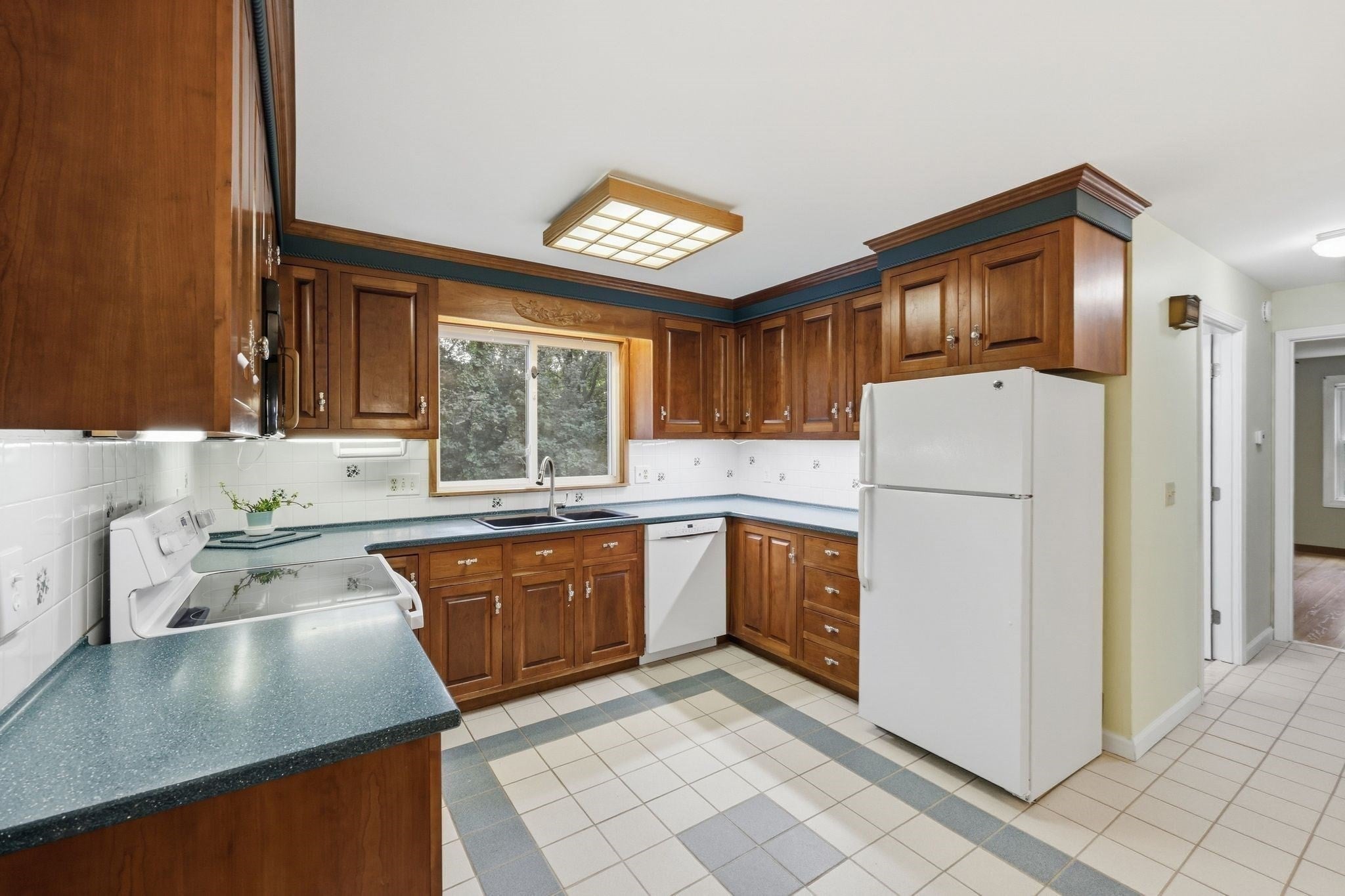 330 Ventura St, Ludlow, MA Photo #8