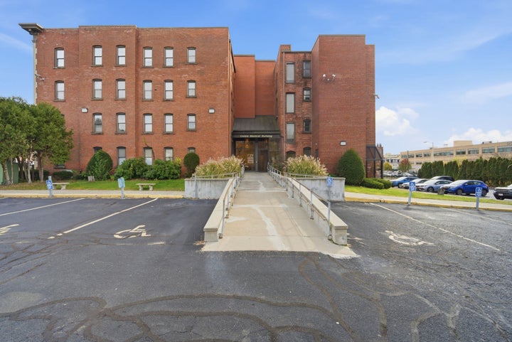 Photo 1 of 22 — 222 Carew St, Springfield, MA 01104