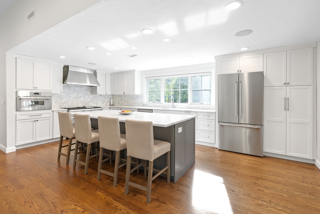 Natick, Massachusetts 01760, United States, 3 Bedrooms Bedrooms, ,3 BathroomsBathrooms,Residential,Pending,211374