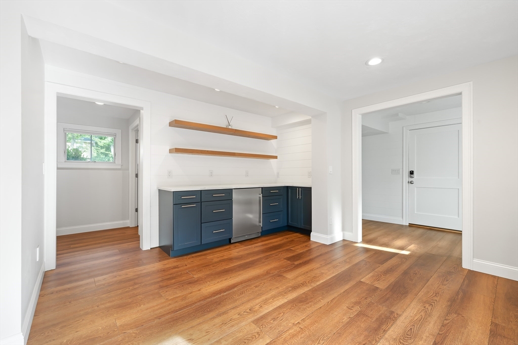 Natick, Massachusetts 01760, United States, 3 Bedrooms Bedrooms, ,3 BathroomsBathrooms,Residential,Pending,211374