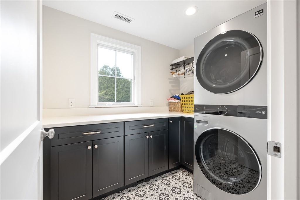 Natick, Massachusetts 01760, United States, 3 Bedrooms Bedrooms, ,3 BathroomsBathrooms,Residential,Pending,211374