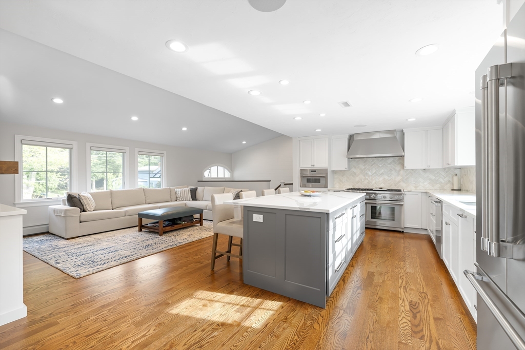 Natick, Massachusetts 01760, United States, 3 Bedrooms Bedrooms, ,3 BathroomsBathrooms,Residential,Pending,211374