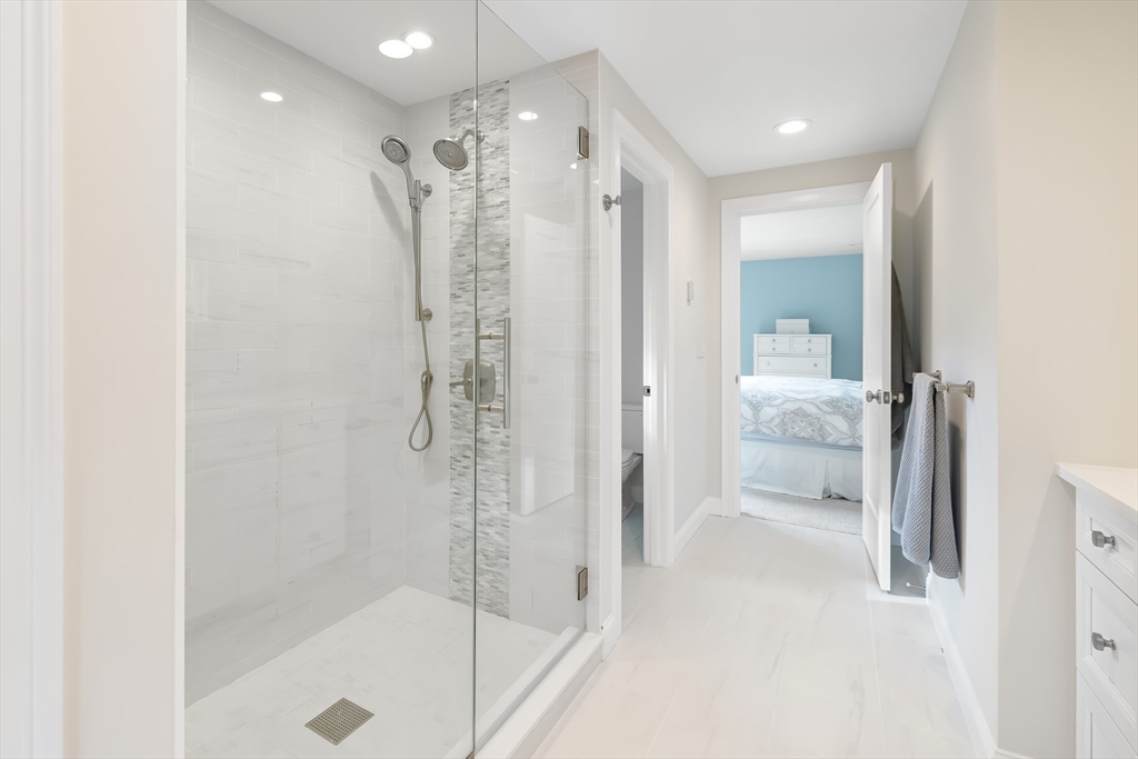 Natick, Massachusetts 01760, United States, 3 Bedrooms Bedrooms, ,3 BathroomsBathrooms,Residential,Pending,211374