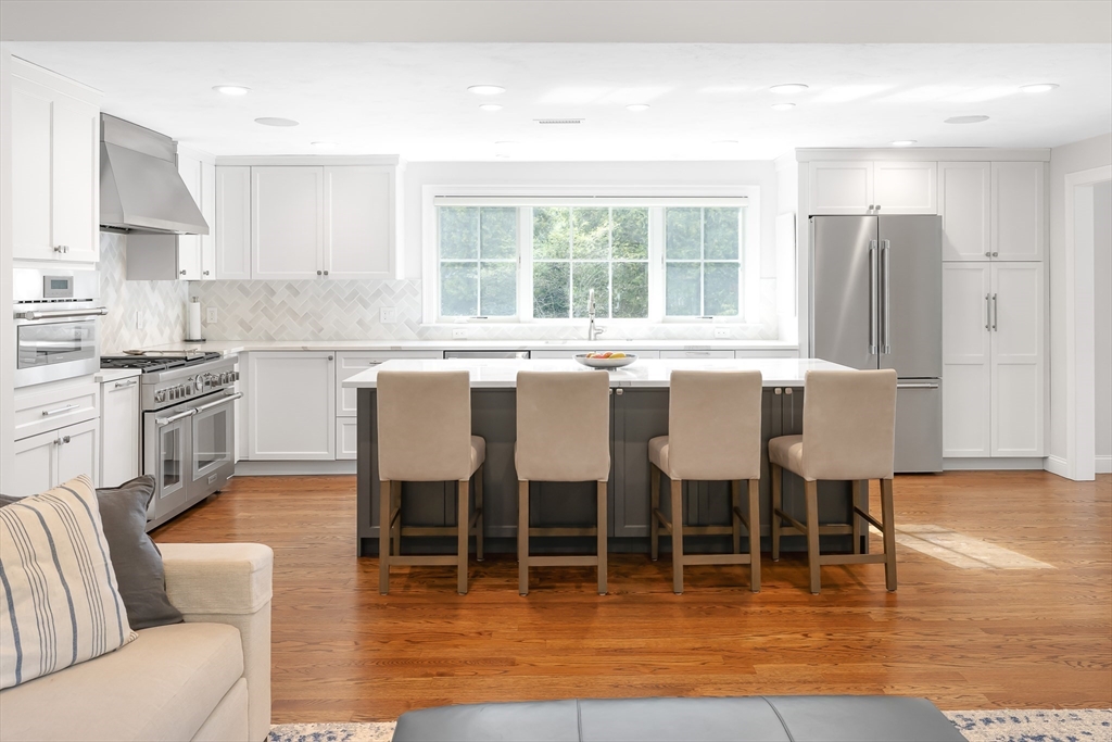 Natick, Massachusetts 01760, United States, 3 Bedrooms Bedrooms, ,3 BathroomsBathrooms,Residential,Pending,211374