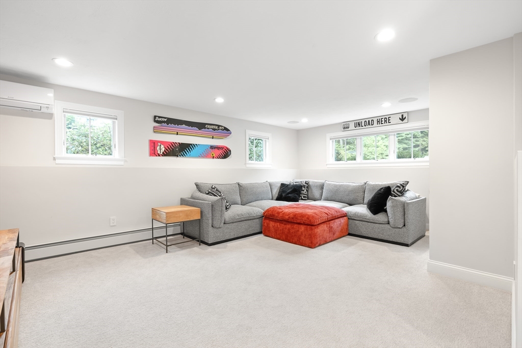 Natick, Massachusetts 01760, United States, 3 Bedrooms Bedrooms, ,3 BathroomsBathrooms,Residential,Pending,211374