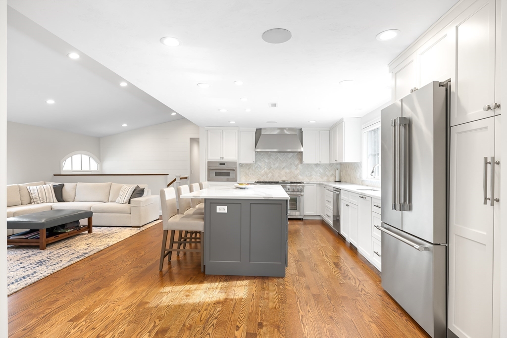 Natick, Massachusetts 01760, United States, 3 Bedrooms Bedrooms, ,3 BathroomsBathrooms,Residential,Pending,211374