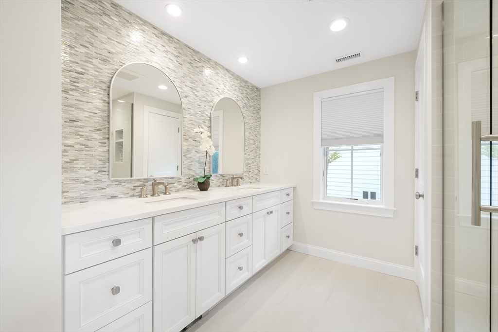 Natick, Massachusetts 01760, United States, 3 Bedrooms Bedrooms, ,3 BathroomsBathrooms,Residential,Pending,211374