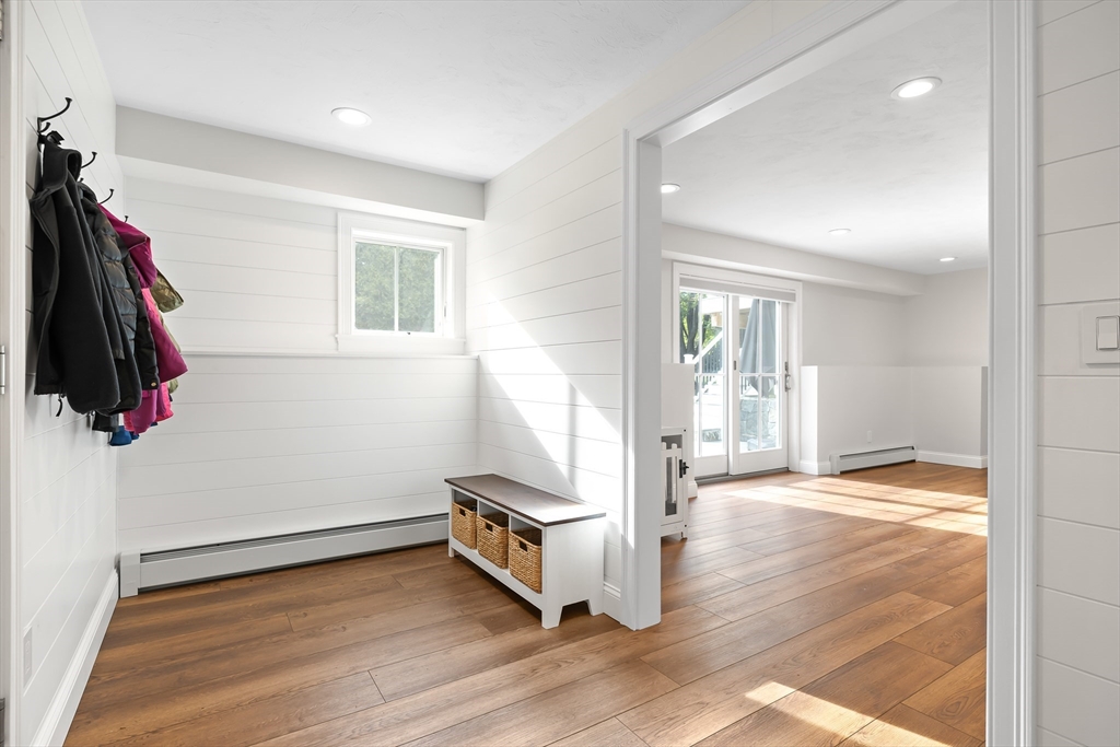 Natick, Massachusetts 01760, United States, 3 Bedrooms Bedrooms, ,3 BathroomsBathrooms,Residential,Pending,211374