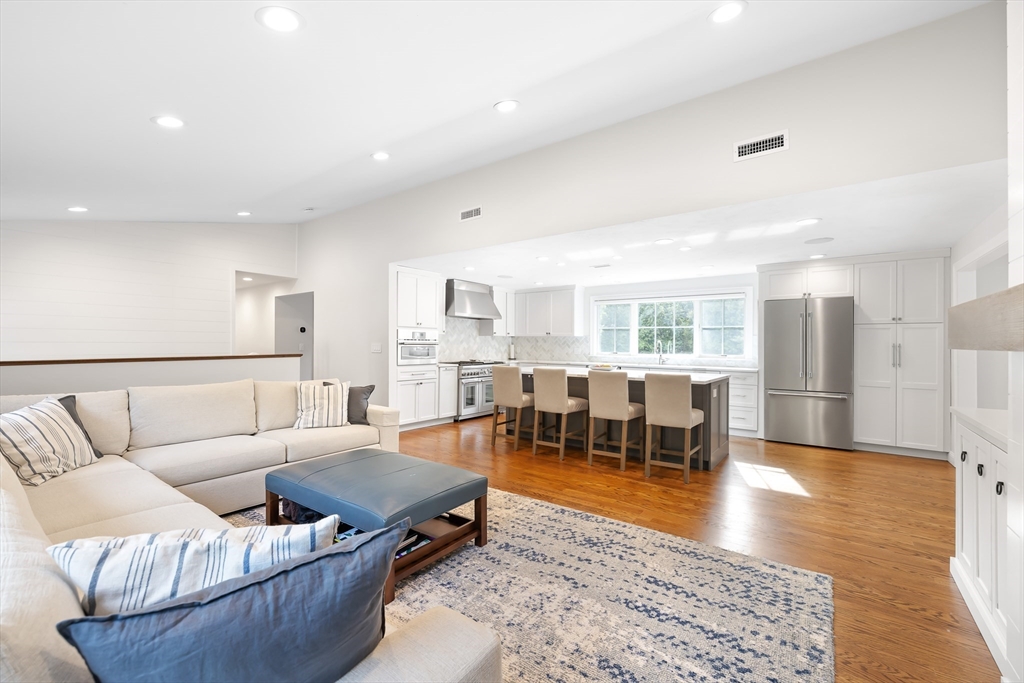 Natick, Massachusetts 01760, United States, 3 Bedrooms Bedrooms, ,3 BathroomsBathrooms,Residential,Pending,211374