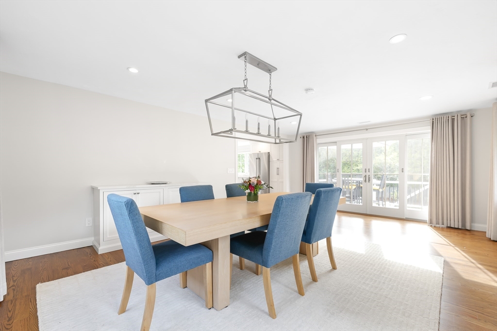 Natick, Massachusetts 01760, United States, 3 Bedrooms Bedrooms, ,3 BathroomsBathrooms,Residential,Pending,211374