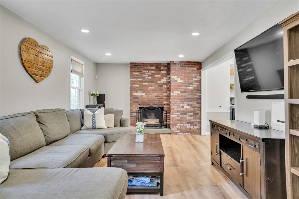 16 Camelot Ct 16