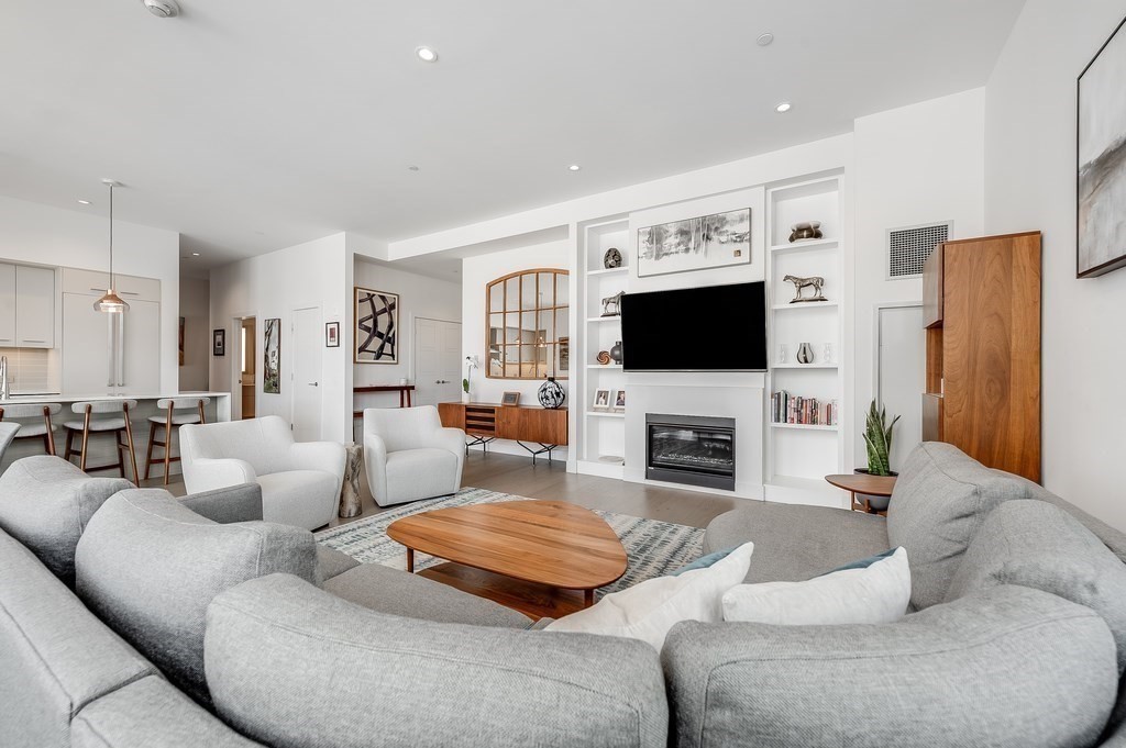 40 Traveler St PH802