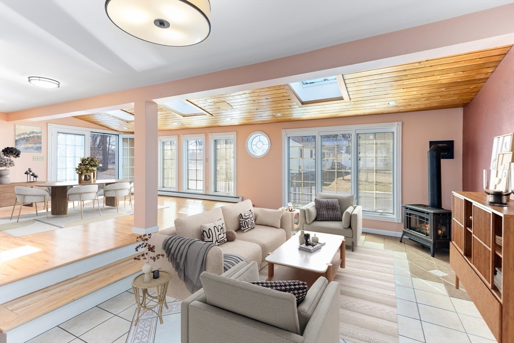 Hadley, Massachusetts 01035, United States, 4 Bedrooms Bedrooms, ,5 BathroomsBathrooms,Residential,Active,194769