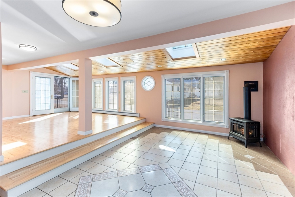 Hadley, Massachusetts 01035, United States, 4 Bedrooms Bedrooms, ,5 BathroomsBathrooms,Residential,Active,194769