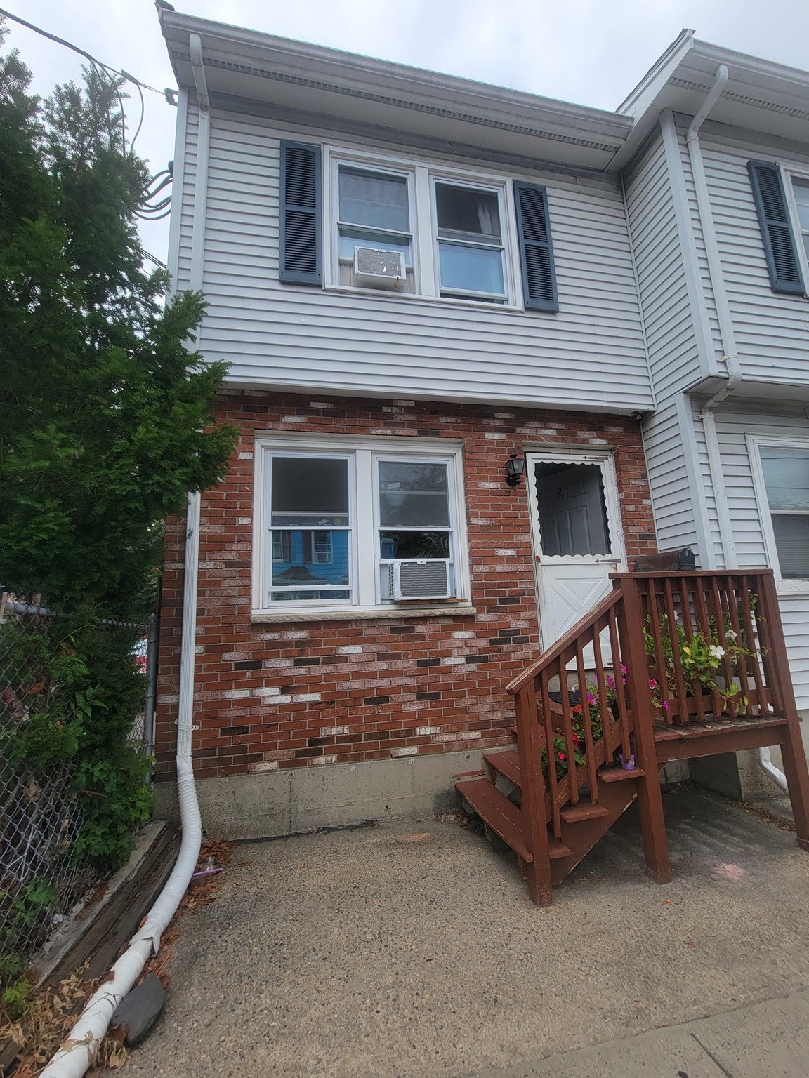2 Eden St