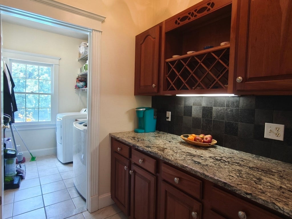 140 Wildflower Cir, Westfield, MA Photo #8
