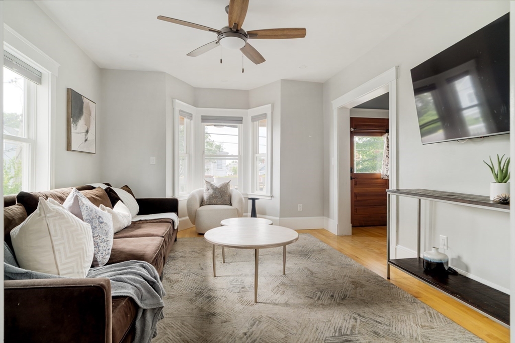 Somerville, Massachusetts 02143, United States, 3 Bedrooms Bedrooms, ,3 BathroomsBathrooms,Residential,Contingent,153228