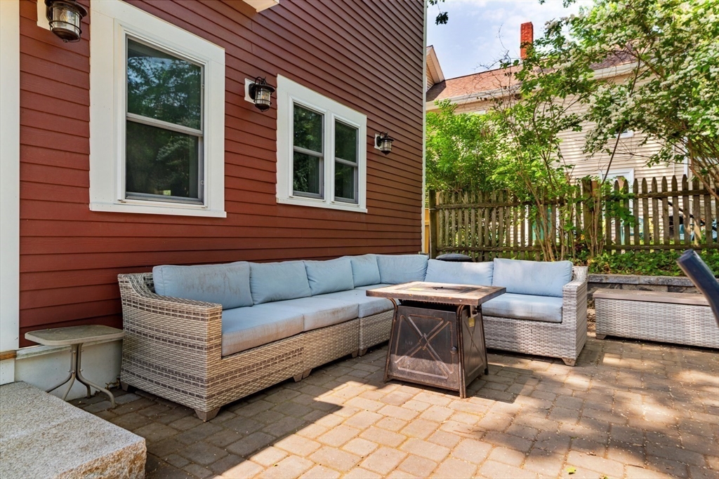 Somerville, Massachusetts 02143, United States, 3 Bedrooms Bedrooms, ,3 BathroomsBathrooms,Residential,Contingent,153228