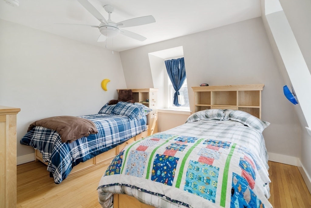 Somerville, Massachusetts 02143, United States, 3 Bedrooms Bedrooms, ,3 BathroomsBathrooms,Residential,Contingent,153228