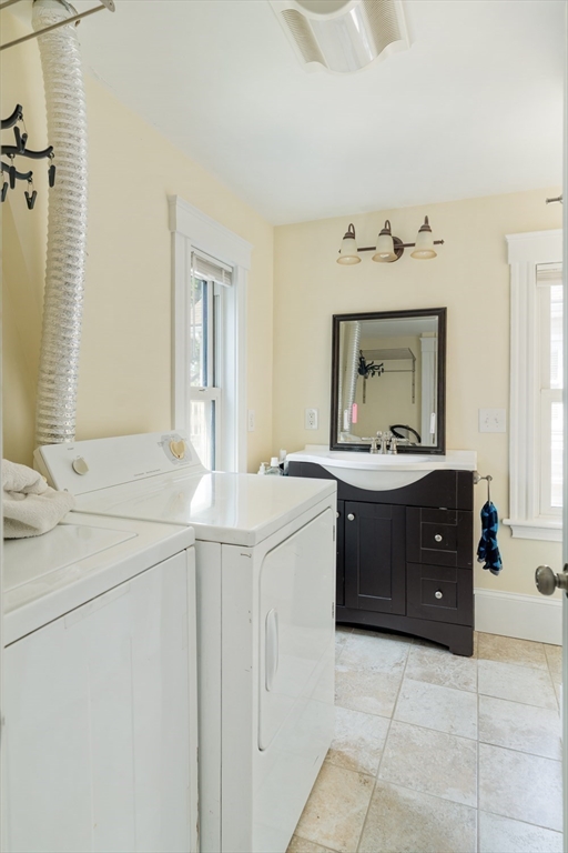 Somerville, Massachusetts 02143, United States, 3 Bedrooms Bedrooms, ,3 BathroomsBathrooms,Residential,Contingent,153228