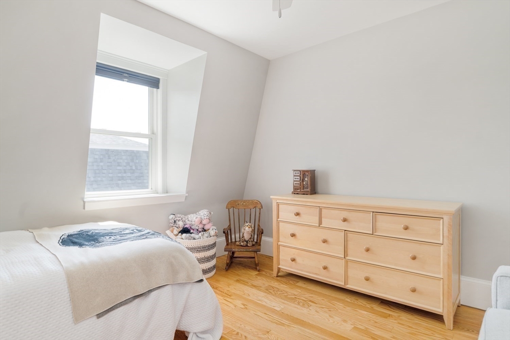 Somerville, Massachusetts 02143, United States, 3 Bedrooms Bedrooms, ,3 BathroomsBathrooms,Residential,Contingent,153228