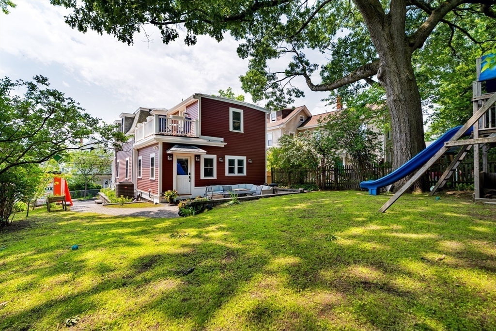 Somerville, Massachusetts 02143, United States, 3 Bedrooms Bedrooms, ,3 BathroomsBathrooms,Residential,Contingent,153228