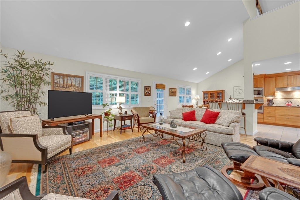 120 Colonial Dr 120