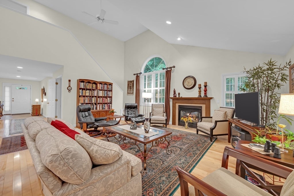 120 Colonial Dr 120
